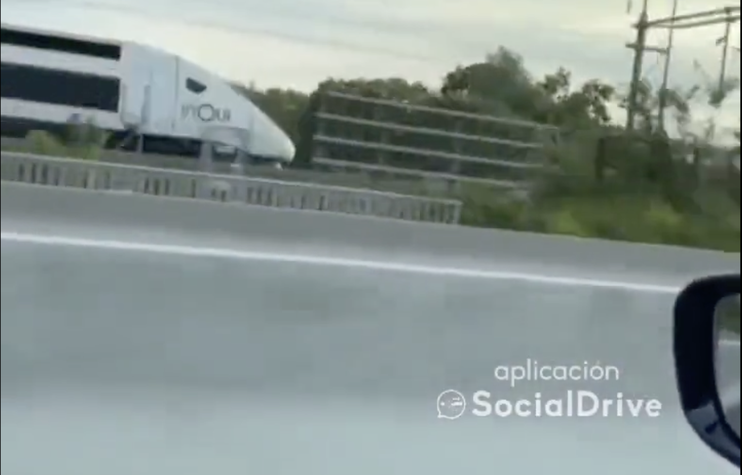 Un conductor se graba poniéndose casi a 300 kilómetros por hora para adelantar a un tren.