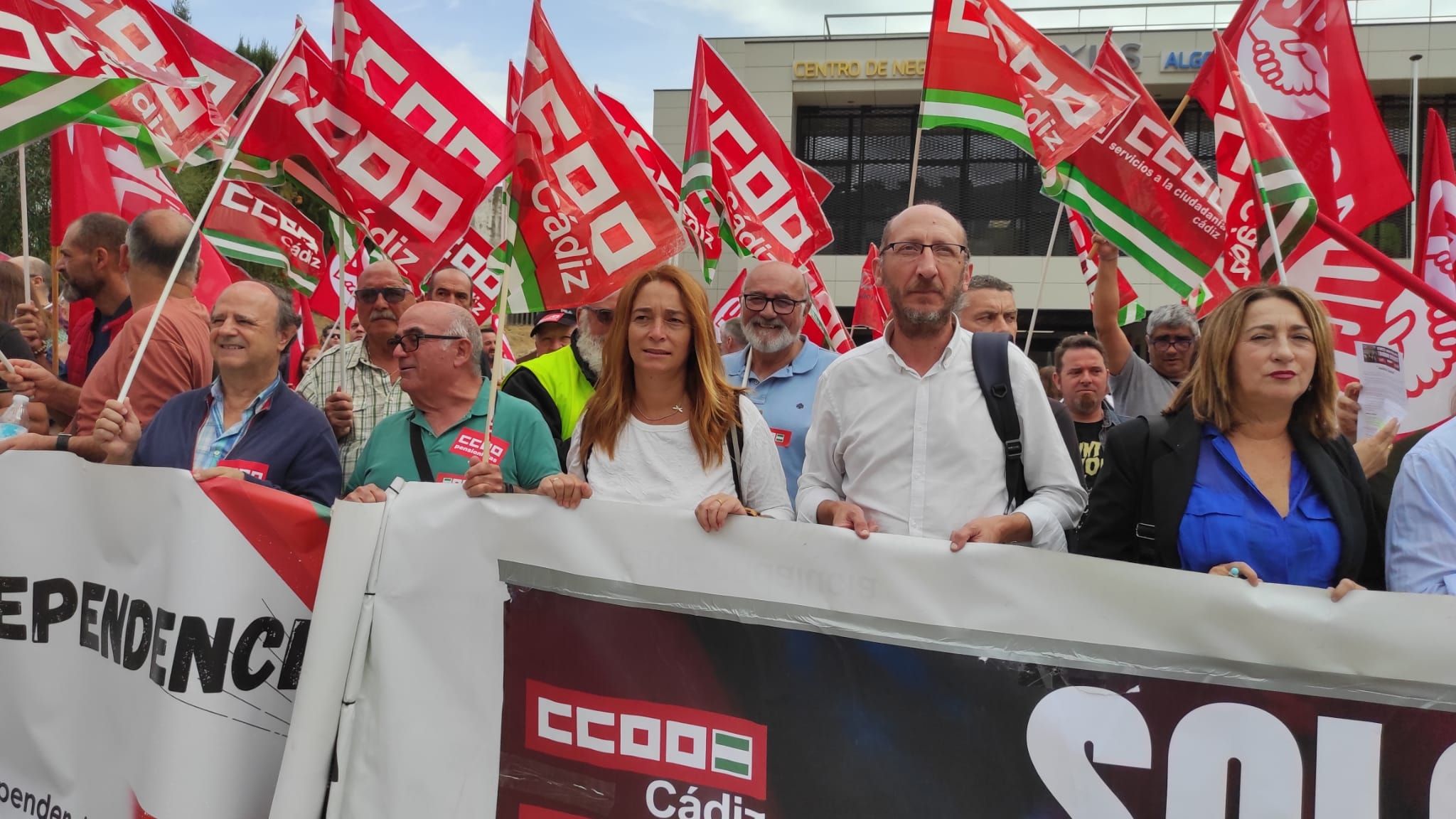 Trabajadores con pancartas durante la protesta.