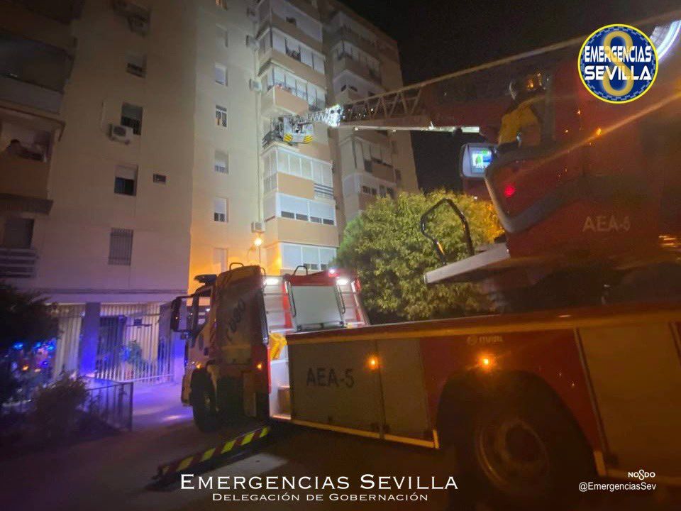 Bomberos de Sevilla, en las labores de rescate de la pareja de octogenarios.
