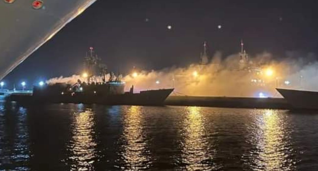 Llamas en la fragata Santa María atracada en la Base de Rota. @JAVIERDP1537 Llamas en la fragata Santa María atracada en la Base de Rota. @JAVIERDP1537