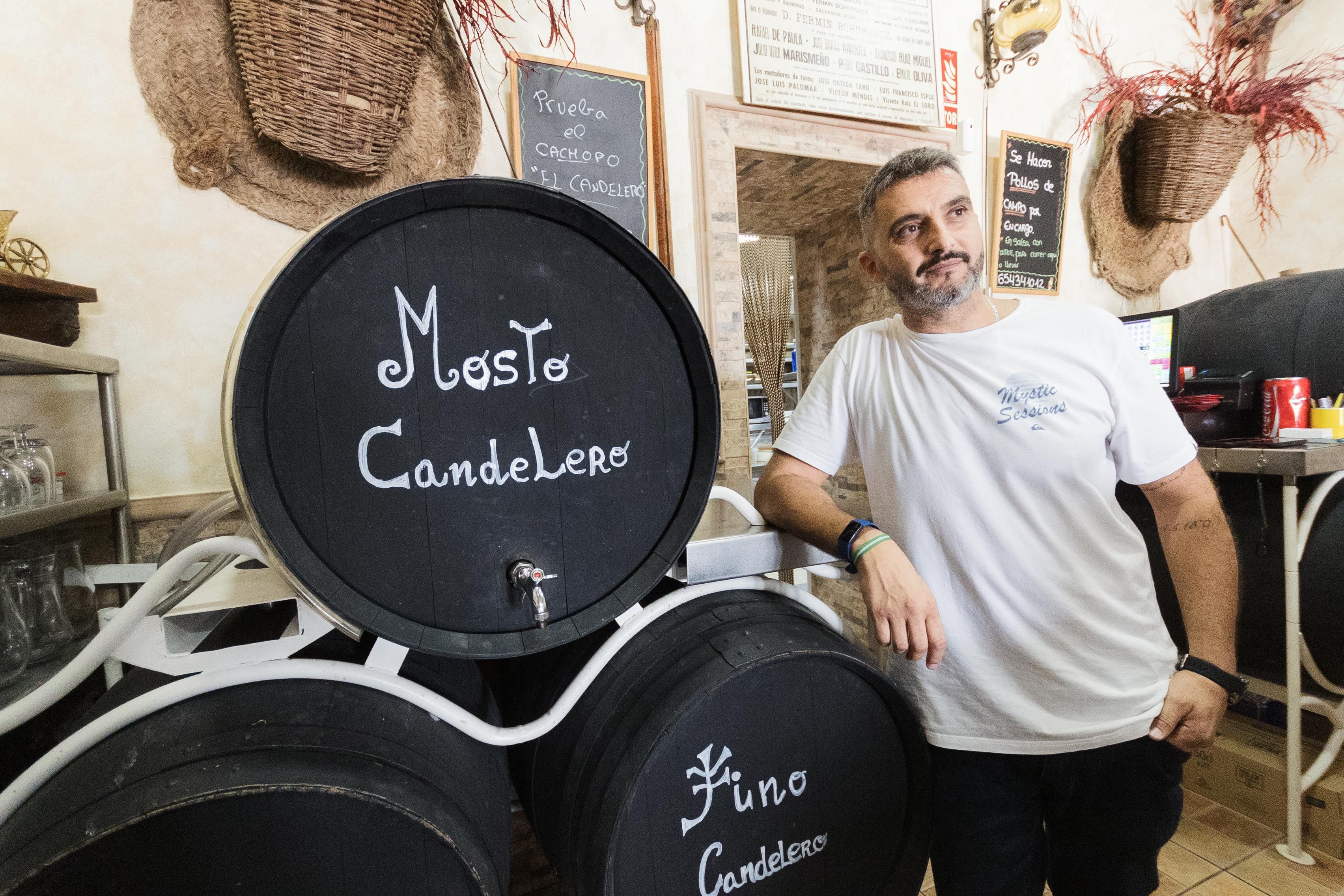 El propietario del mosto Candelero, uno de los obligados en la ruta de Jerez.