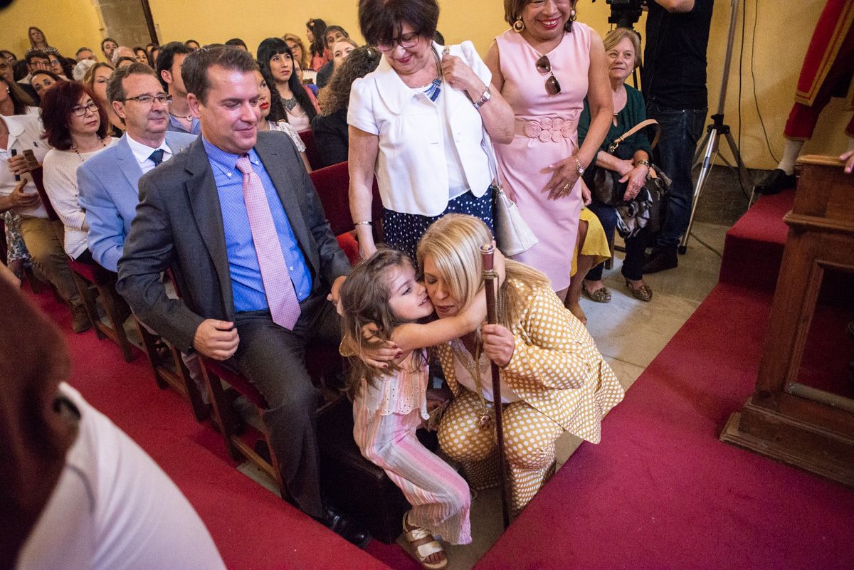 Mamen Sánchez se abraza a su hija tras ser proclamada alcaldesa, en presencia de su pareja, el periodista y escritor Wayne Jamison. FOTO: MANU GARCÍA