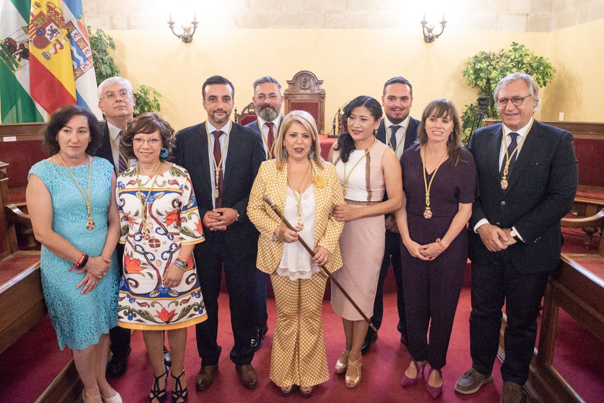Los miembros del gobierno socialista con la alcaldesa, Mamen Sánchez, al frente. FOTO: MANU GARCÍA