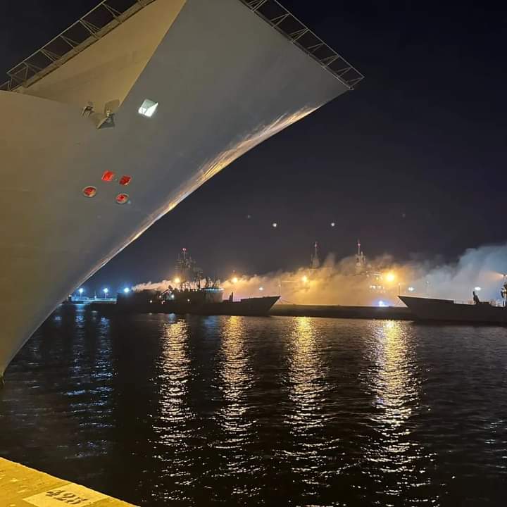 El incendio afectó a uno de los hangares. Foto @JavierDP1537 Twitter