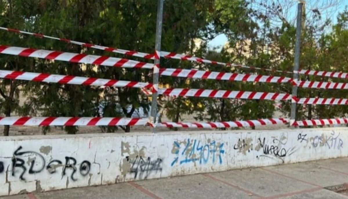 Zona acotada donde se encontraban las vallas robadas al colegio La Unión de Jerez que los técnicos de mantenimiento del Ayuntamiento repondrán.