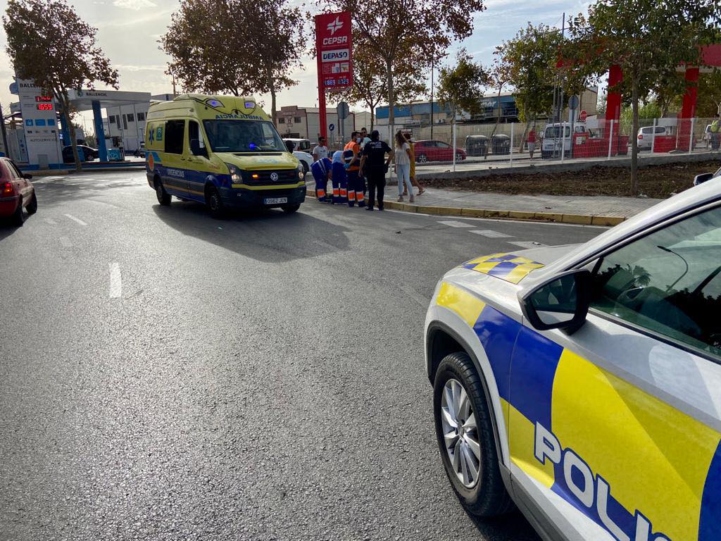 La Policía interviene en un accidente "con final feliz" en una rotonda de Chipiona.