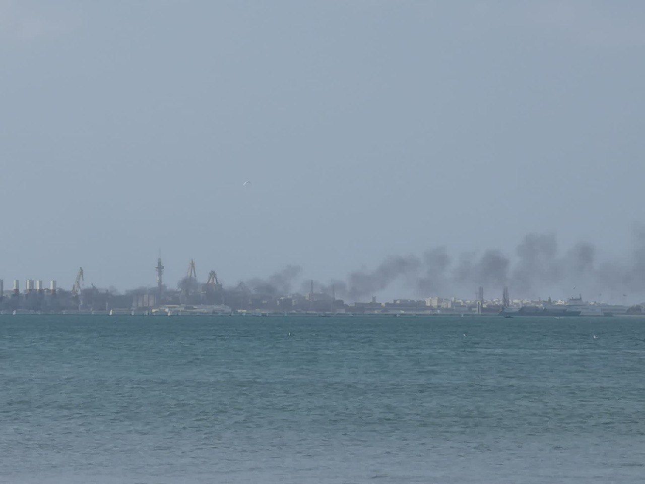Imagen de la humareda provocada por el incendio de la embarcación en Cádiz.