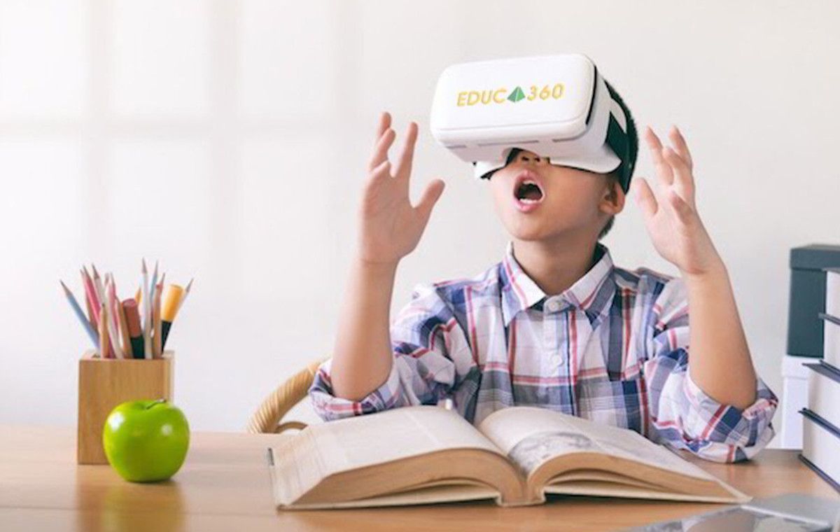 Un alumno vive una experiencia inmersiva mientras estudia.   EDUCA 360