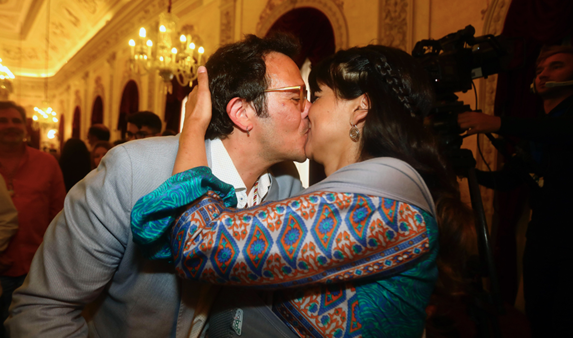 Un beso entre Kichi y Teresa Rodríguez en un acto público.