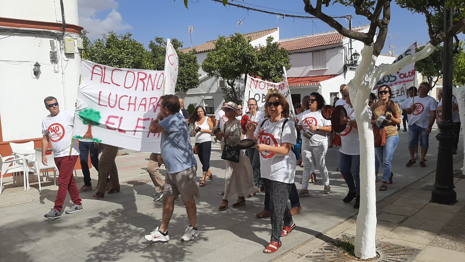 La protesta ha consistido en una cacerolada y una manifestación. PLATAFORMA NO LODOS La protesta ha consistido en una cacerolada y una manifestación. PLATAFORMA NO LODOS