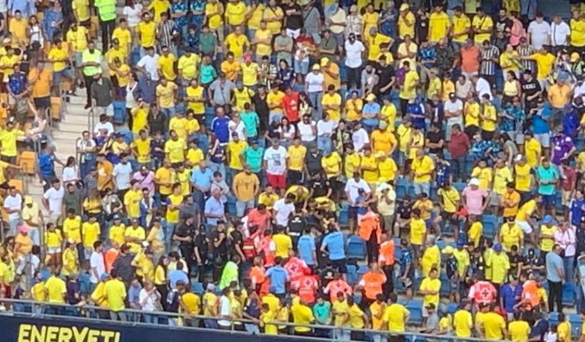 Momento en el que paran el partido en el Nuevo Mirandilla por un aficionado del Cádiz CF