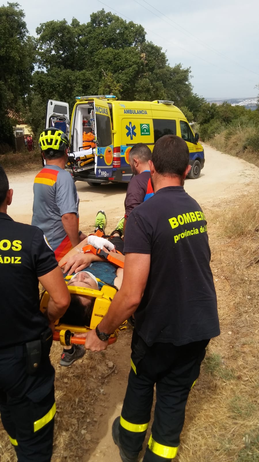 Trasladan al hospital a un ciclista accidentado en El Madroñal Las Abiertas, en El Bosque.