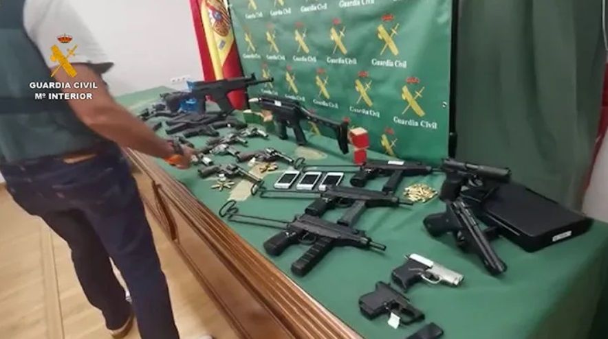 Armas de fuego intervenidas por la Guardia Civil el pasado mes de agosto en Málaga. INTERIOR