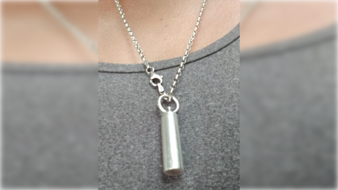 El colgante con las cenizas de su padre que busca una vecina de Rota.