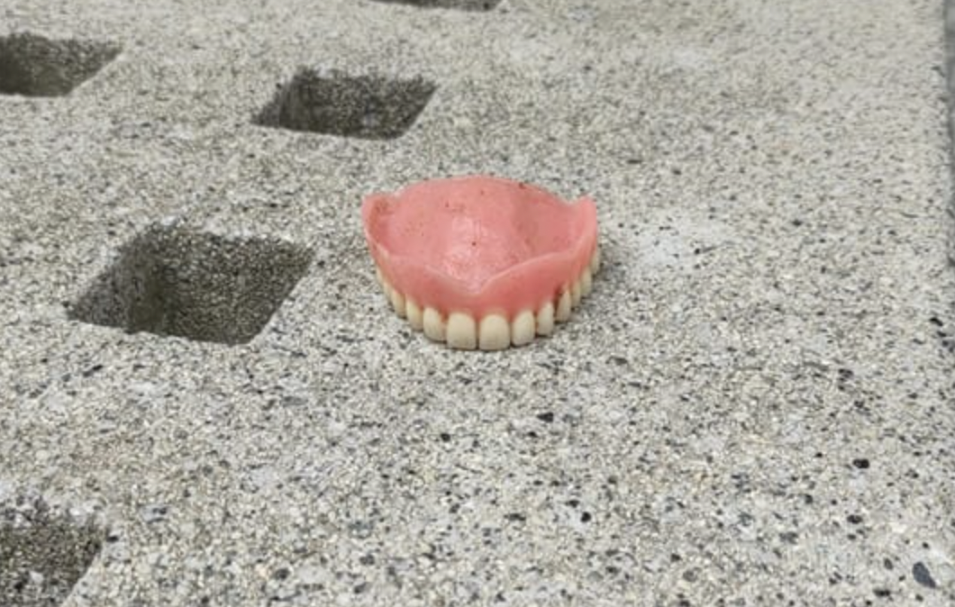 Dentadura postiza encontrada en un banco de la calle Ancha, en Algeciras. Dentadura postiza encontrada en un banco de la calle Ancha, en Algeciras.
