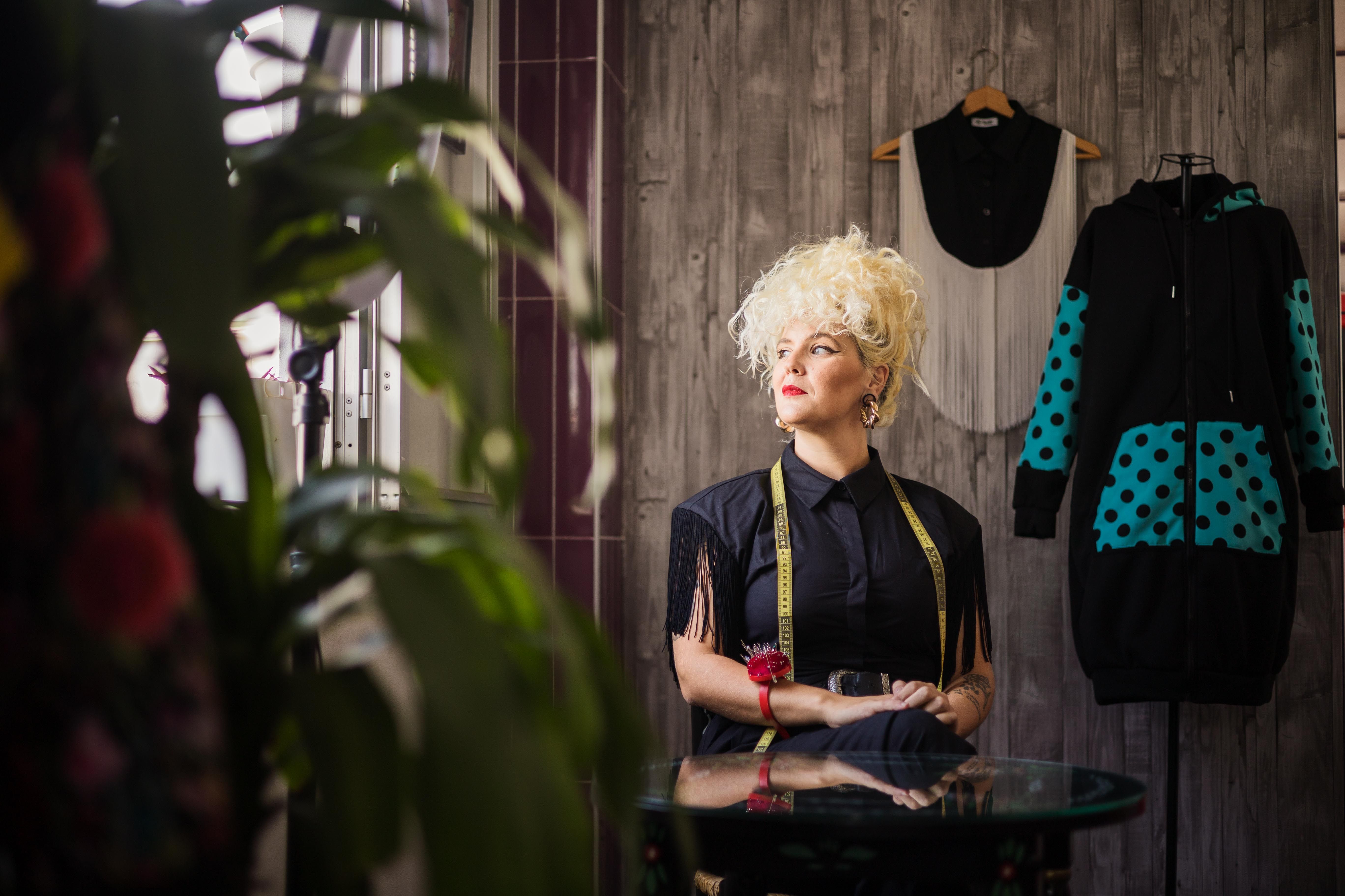 Paloma junto a algunas de sus prendas customizadas.