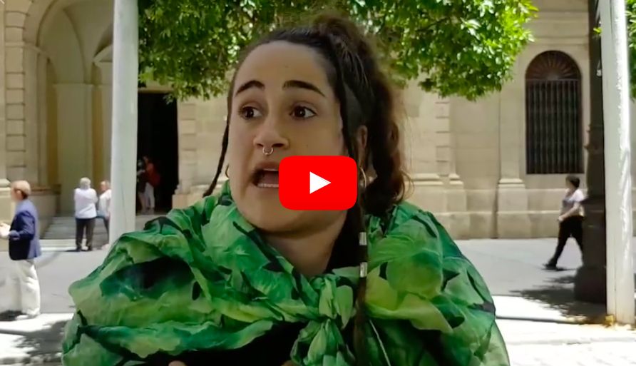 La joven universitaria explicando lo que ocurrió frente al Ayuntamiento de Sevilla. 