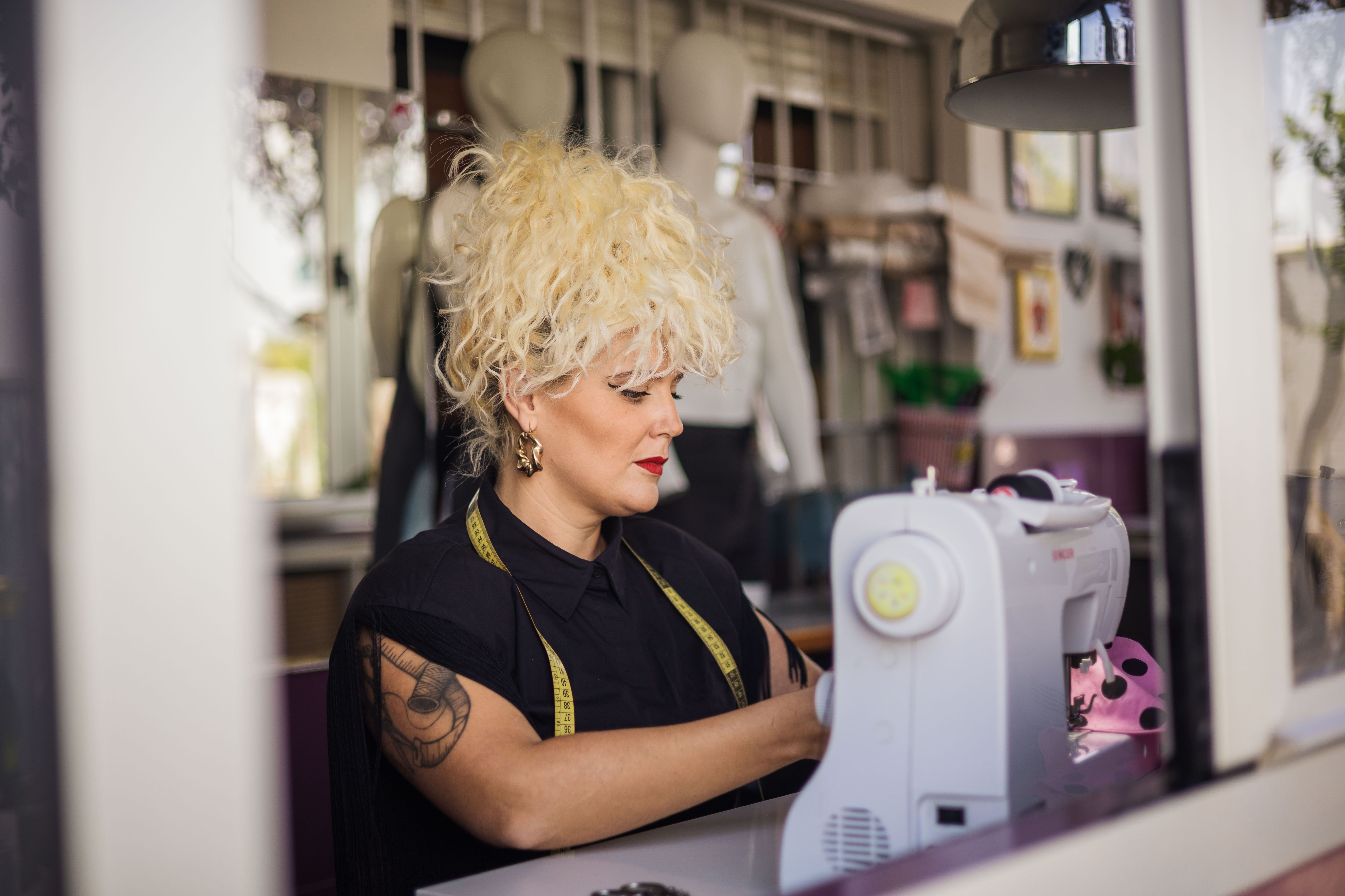 La jerezana utiliza su máquina de coser.