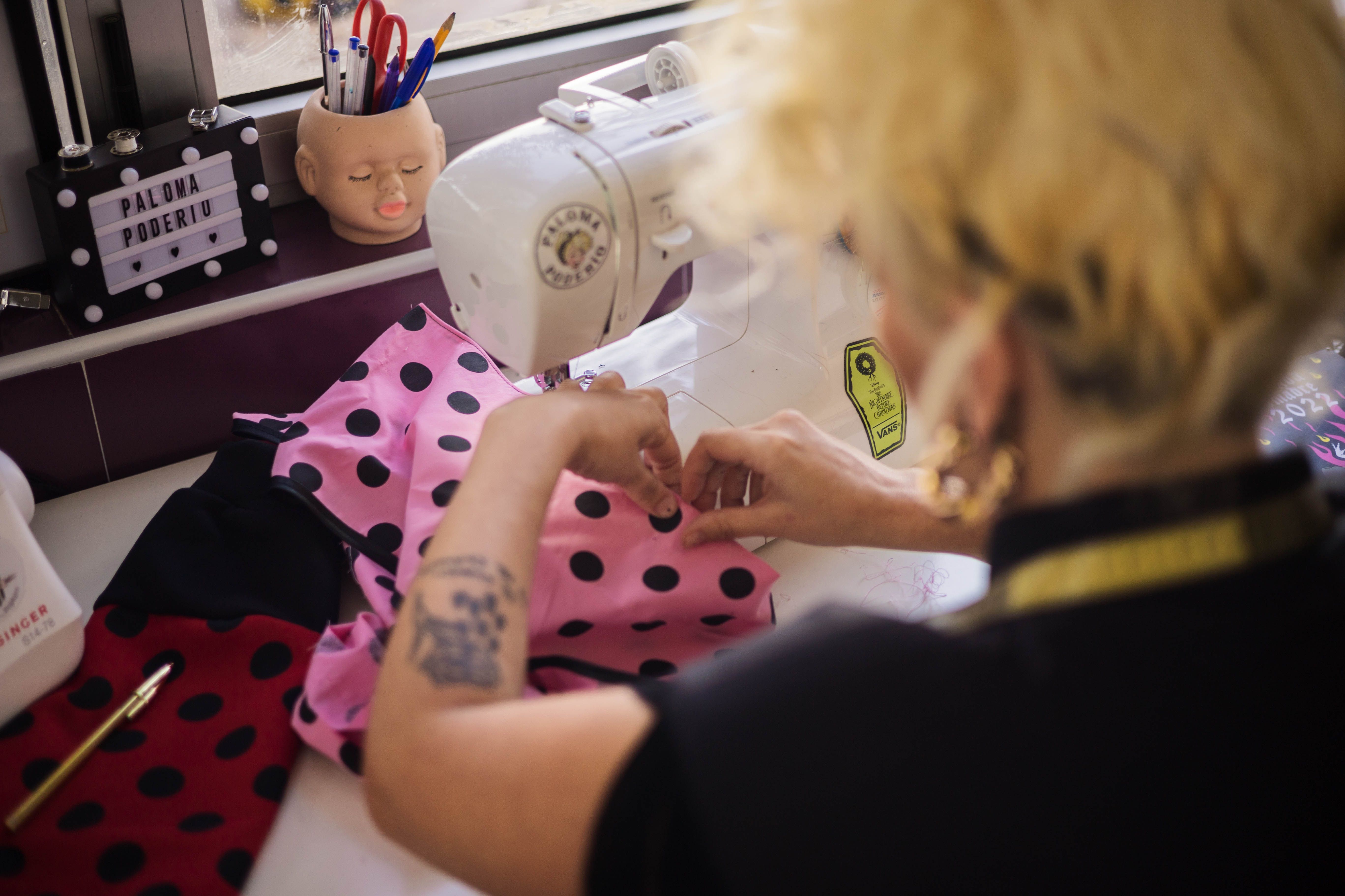 Proceso de confección de una de sus prendas.