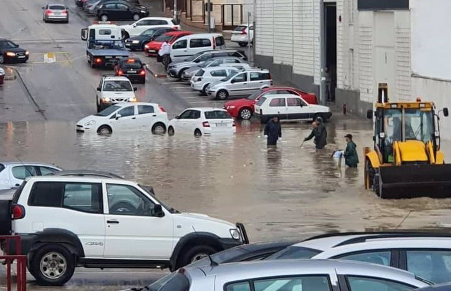 Dos personas tienen que ser atendidas por los médicos tras ser arrastrado su vehículo por el agua en Écija