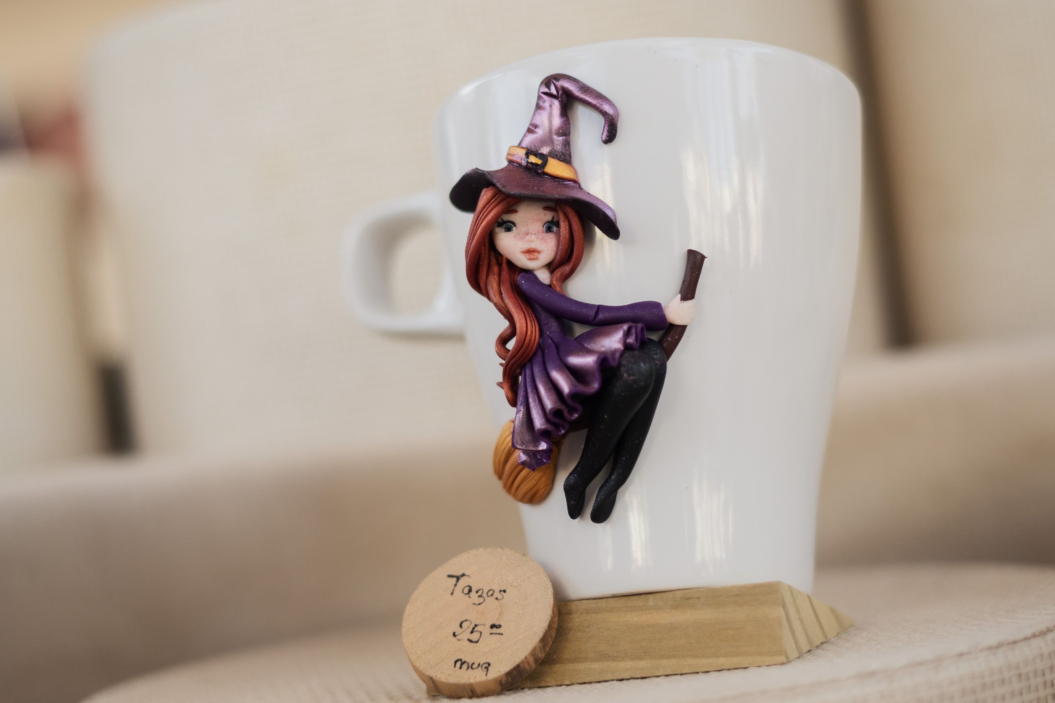 Detalle de una taza con bruja realizada con arcilla polimérica.