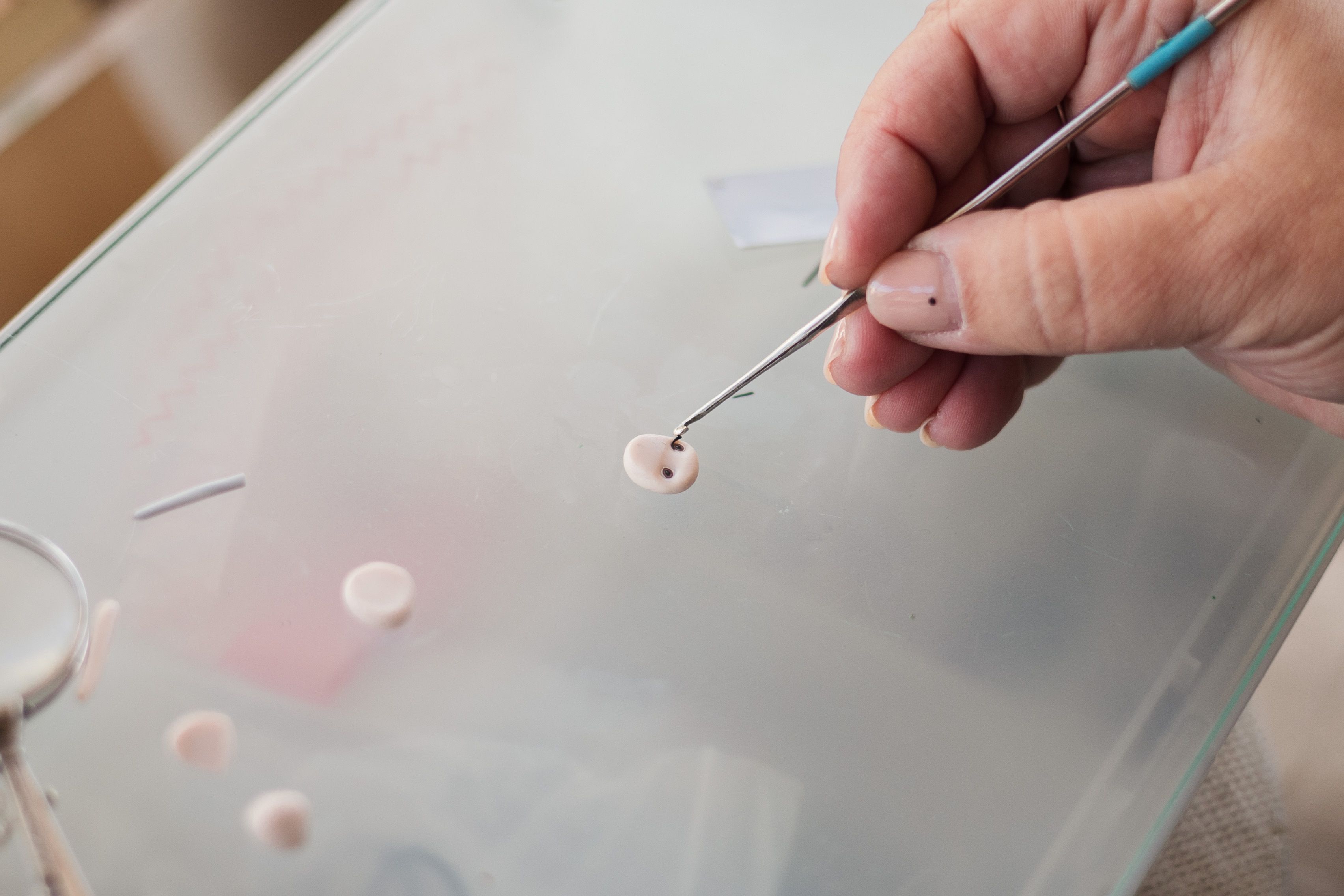 La argentina coloca un ojo hecho con arcilla polimérica.