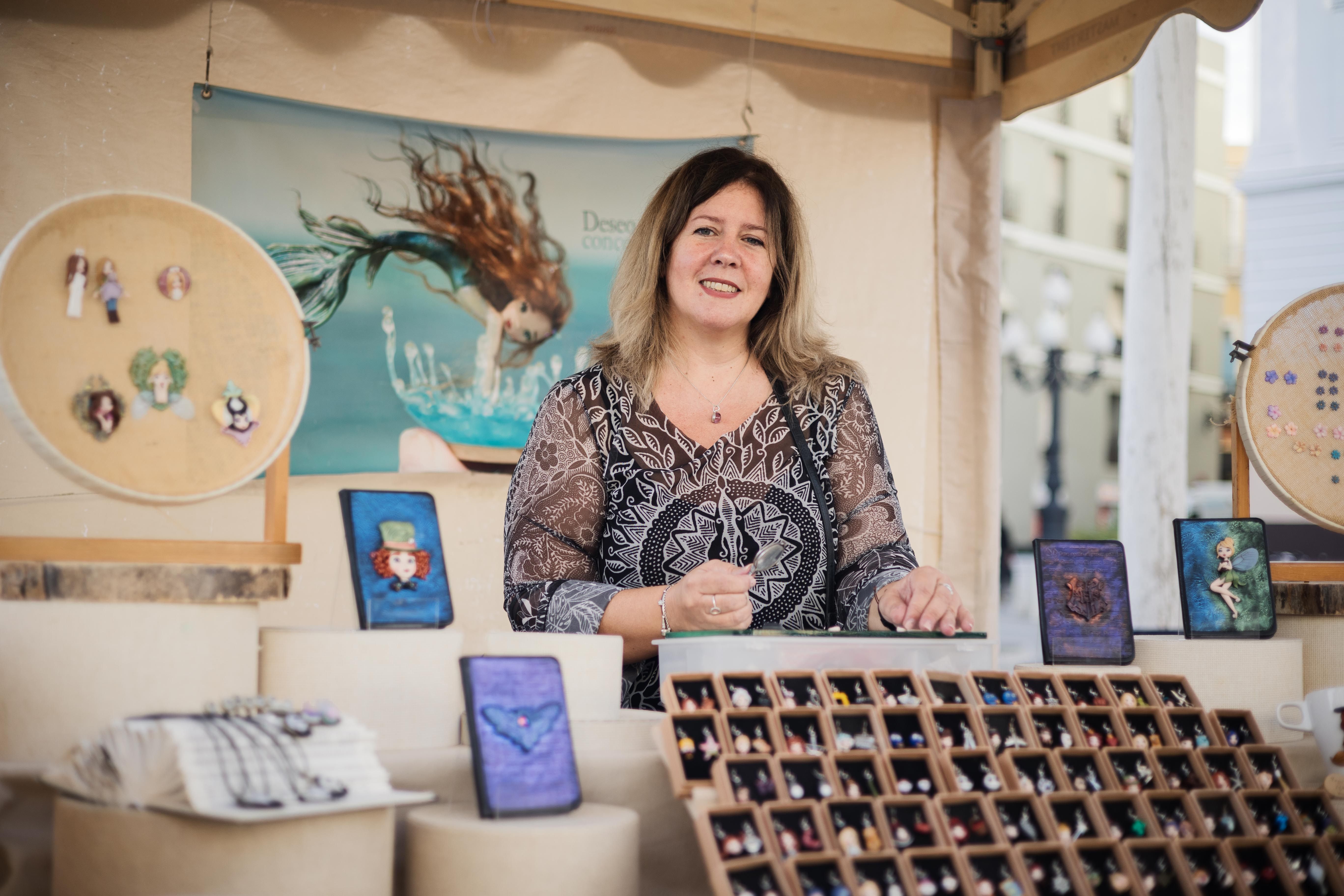 Adriana Siri, artesana argentina que trabaja con arcilla polimérica en la plaza San Juan de Dios en Cádiz.
