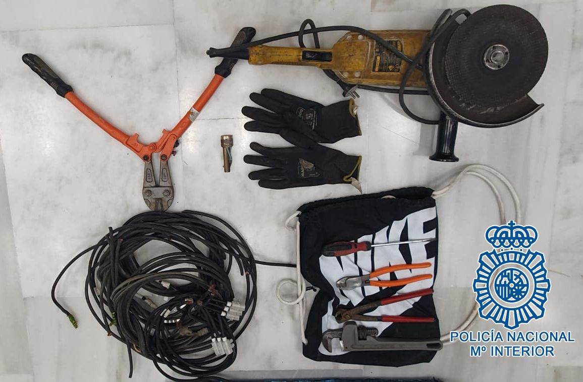 Herramientas utilizadas por los ladrones para robar en la piscina de Jerez.
