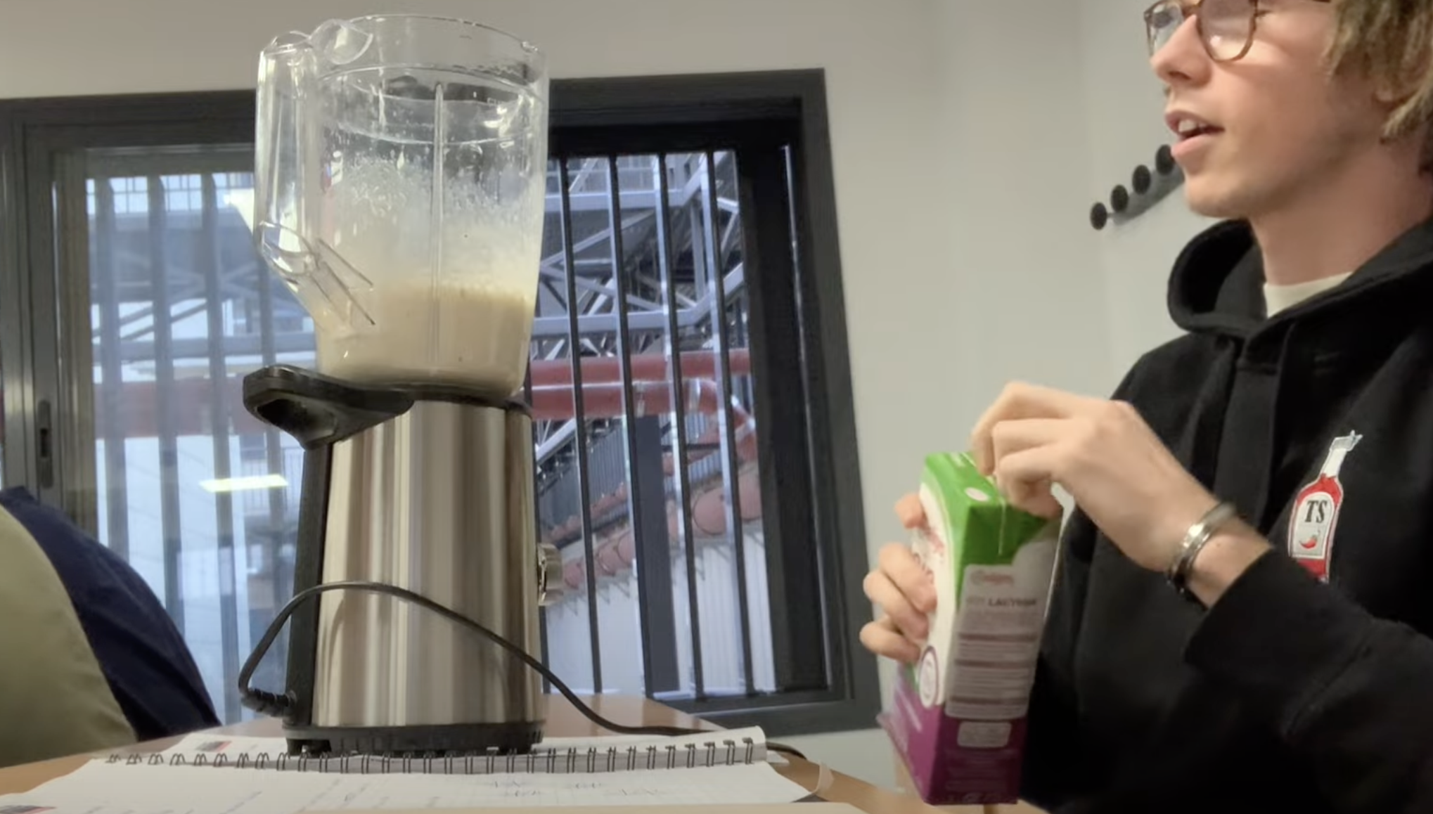 Uno de los youtubers utilizando una batidora en medio de una clase en la Universidad de Sevilla.