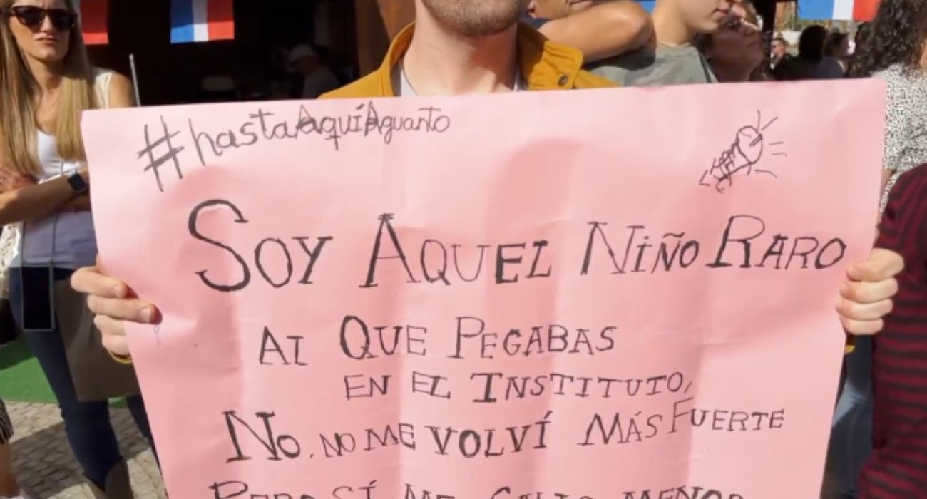 Una de las pancartas reivindicativas de un vídeo en defensa de las personas autistas.