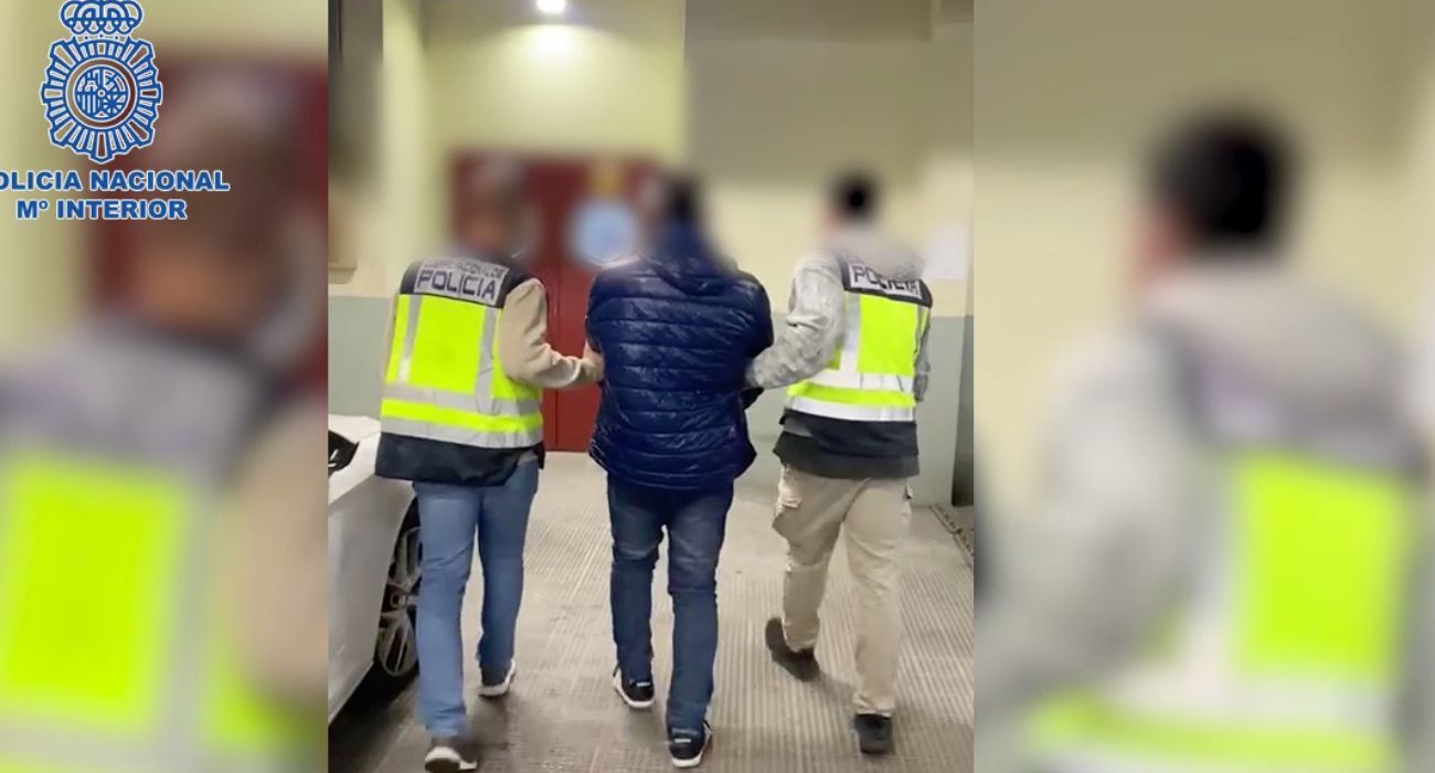 Agentes de la Policía Nacional, con el miembro del 'Escuadrón de la Muerte'.