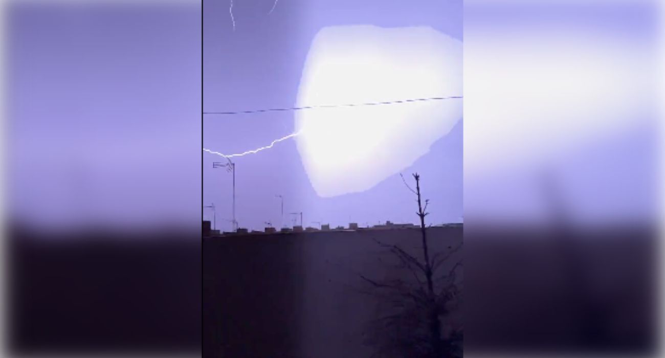 Imagen de los impresionantes relámpagos de la tormenta que ha despertado a media Sevilla.   JOSÉ CAMPAÑA
