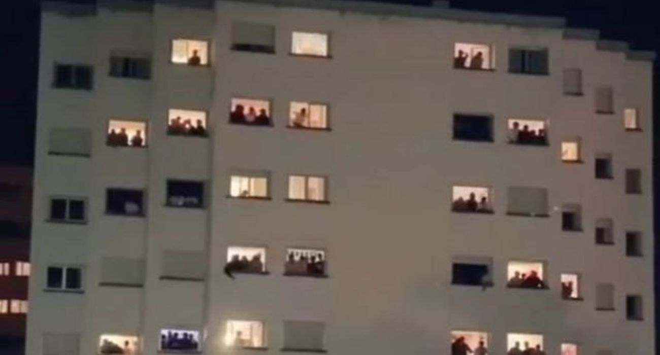 Alumnos del Colegio Mayor Elías Ahuja asomados a las ventanas del centro gritando insultos machistas.