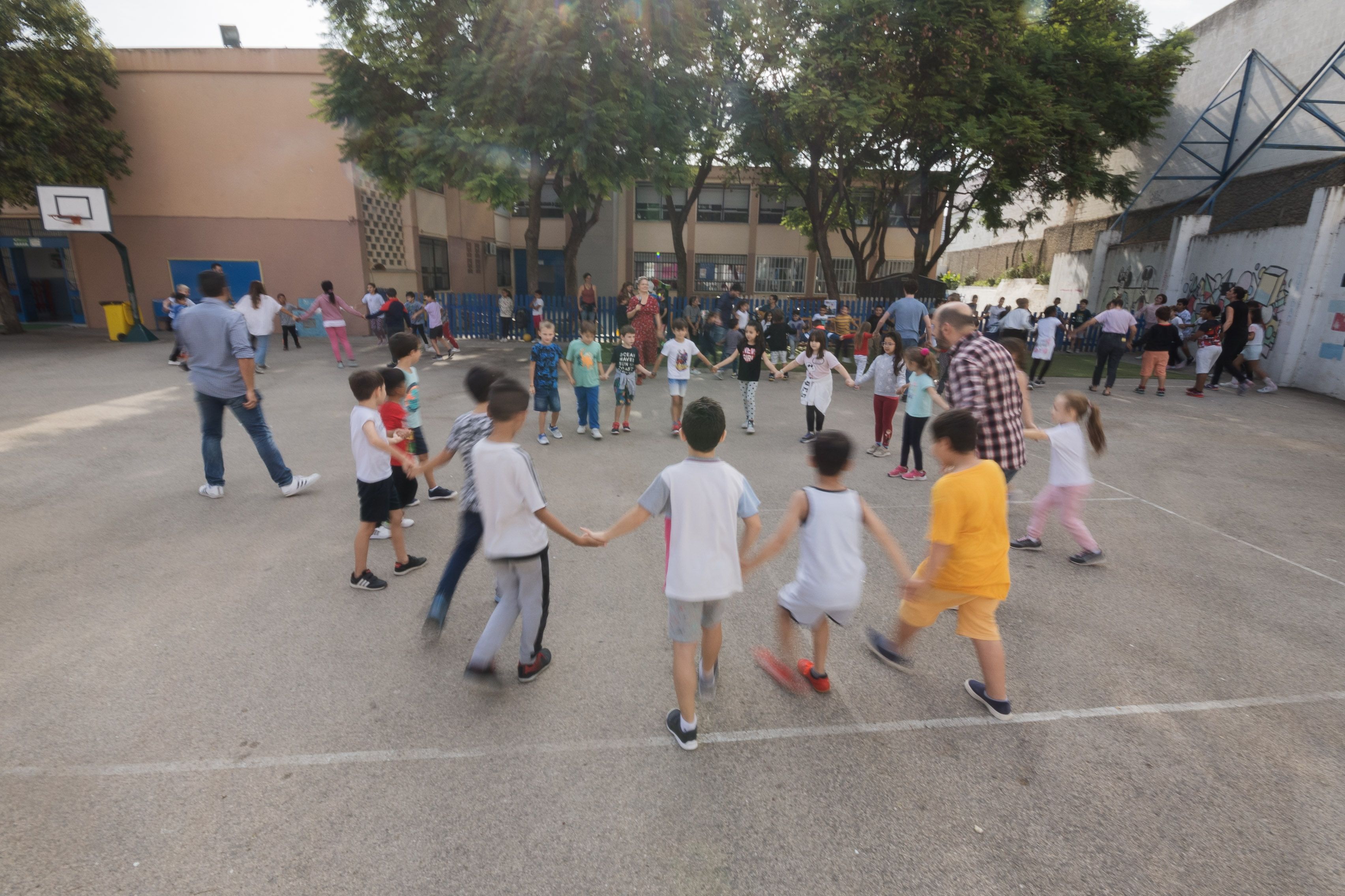Los niños y niñas forman círculos durante la danza.
