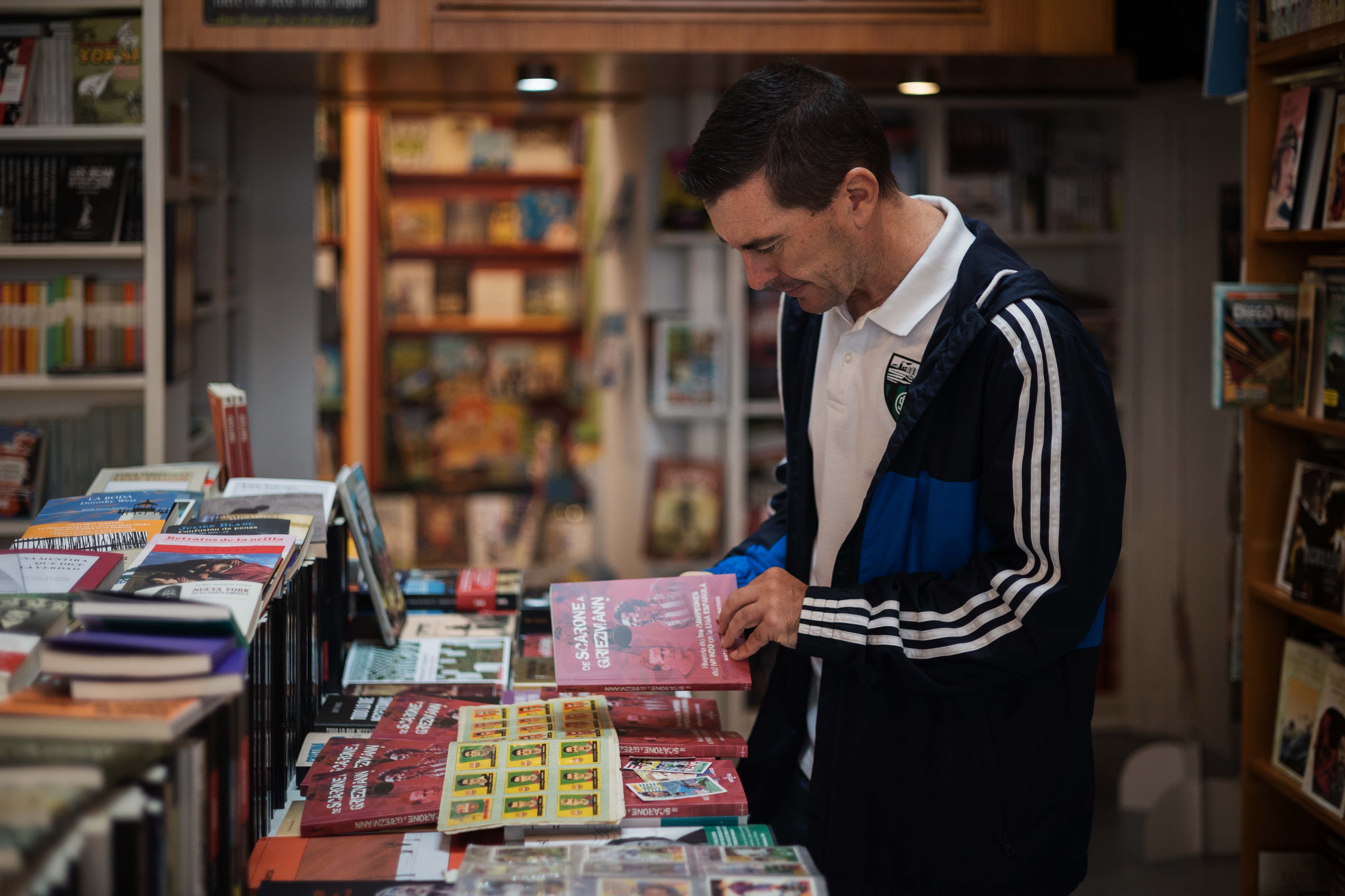 El autor hojeando un ejemplar de su último trabajo. MANU GARCÍA