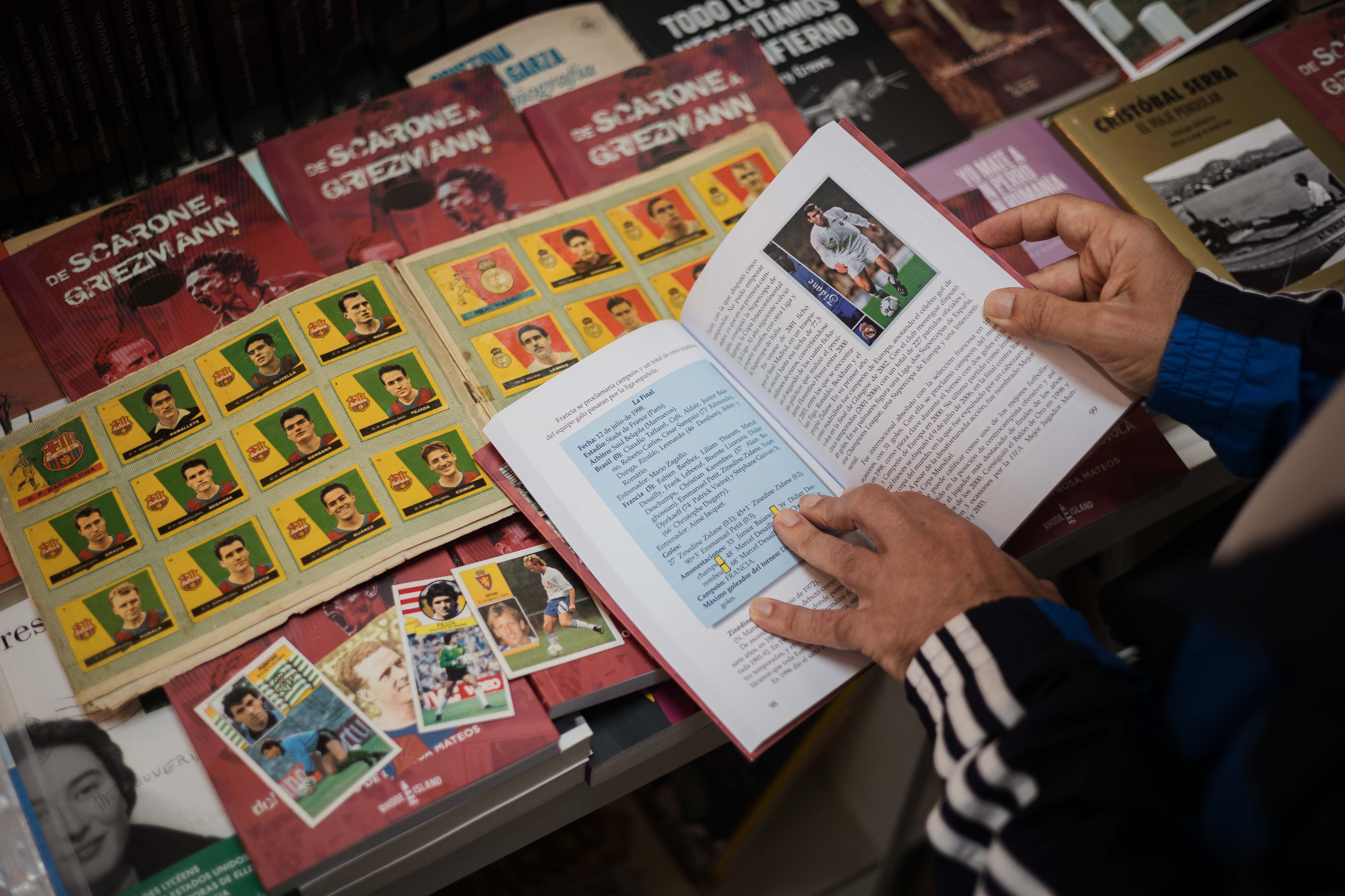 Antonio de la Rosa mostrando uno de los contenidos del libro.    MANU GARCÍA
