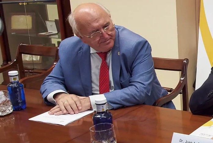 Antonio Aguado. TWITTER. El presidente del Consejo Andaluz de Colegios de Médicos: "La mujer tiene que atender a sus hijos" Antonio Aguado. TWITTER. El presidente del Consejo Andaluz de Colegios de Médicos: "La mujer tiene que atender a sus hijos"