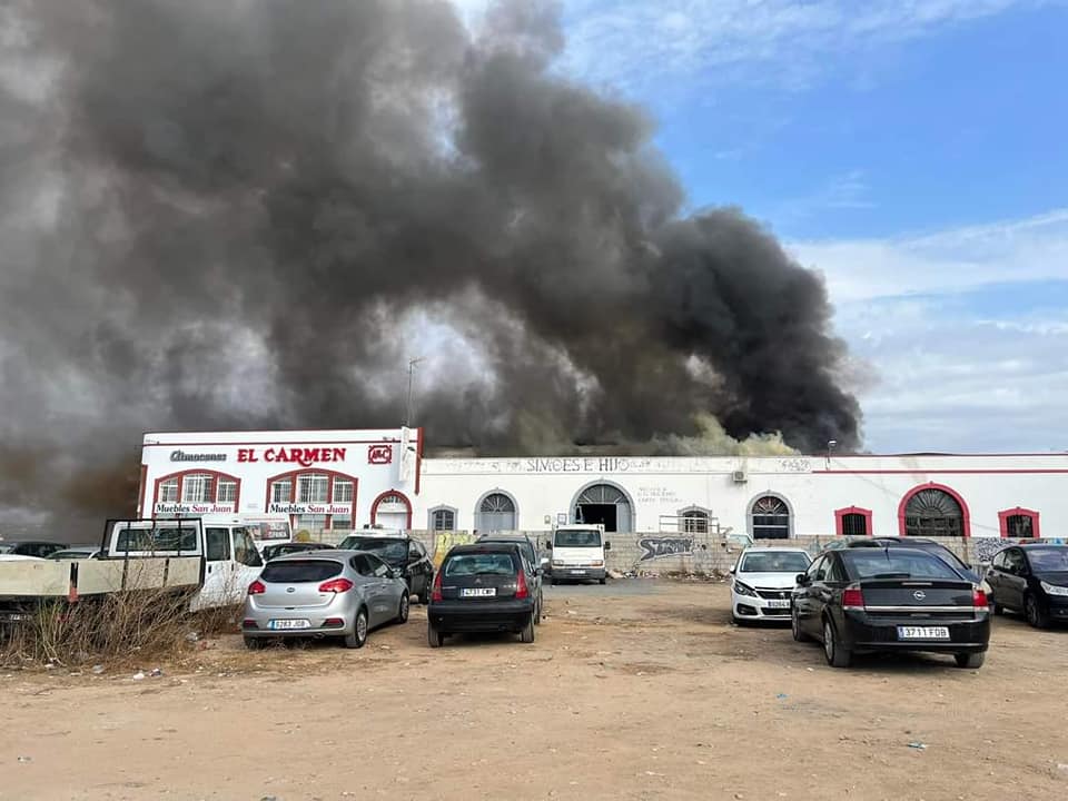 Bomberos apagan el fuego que se ha propagado en una tienda de muebles y en un taller mecánico.