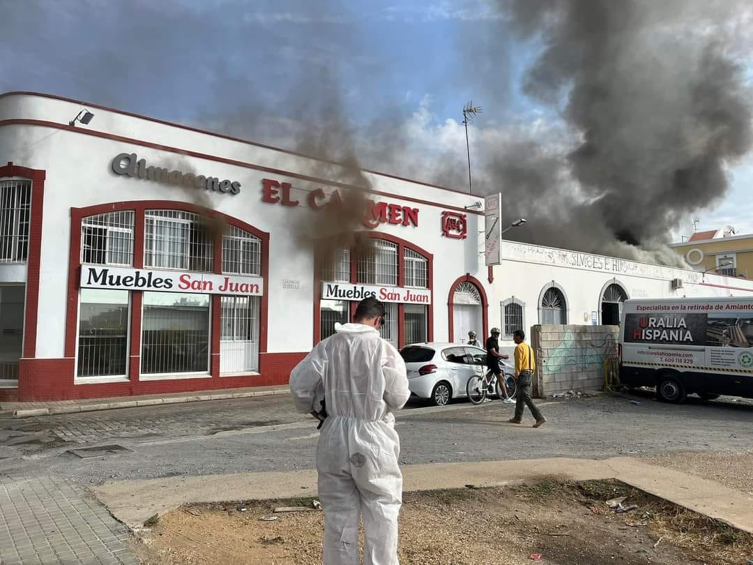El fuego se propaga en esta tienda de muebles.