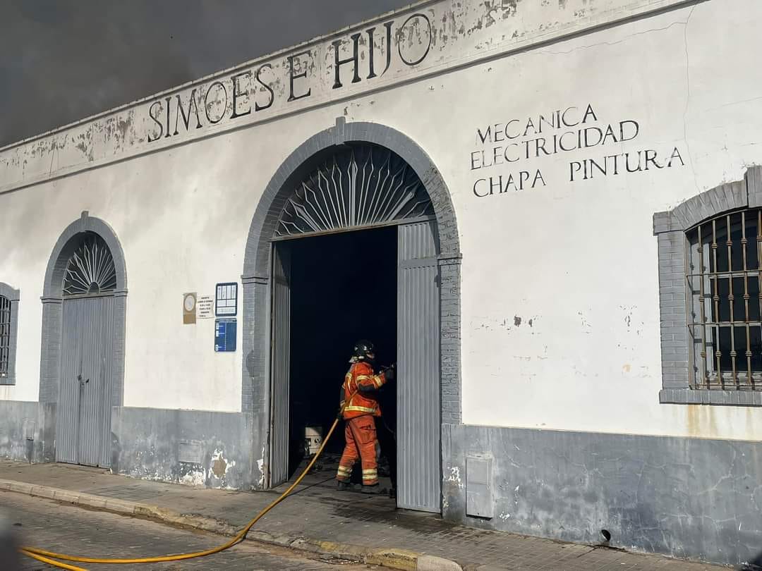 Taller mecánico afectado por el incendio.