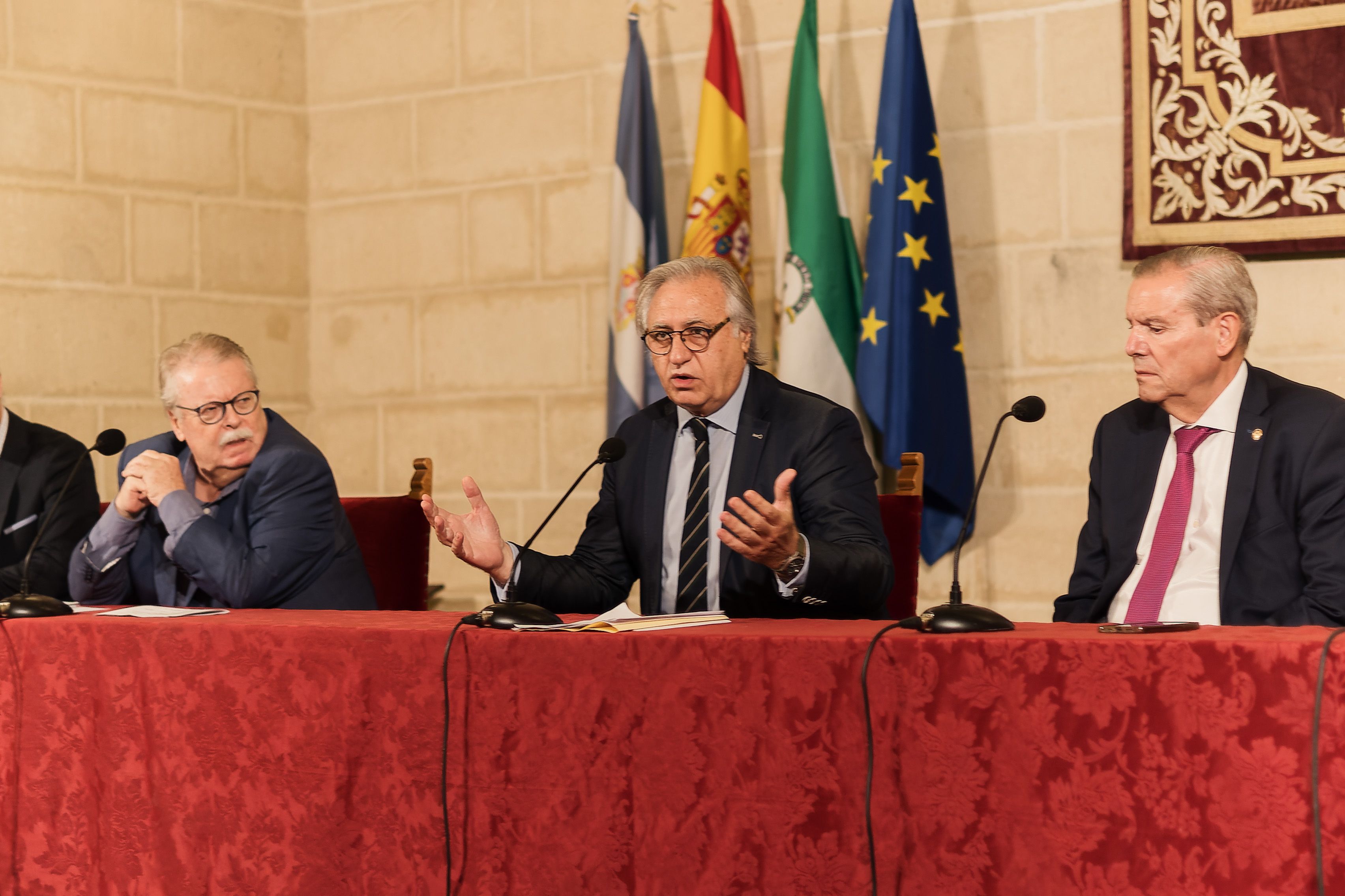 El delegado Francisco Camas interviniendo en la tertulia.    CADELA NÚÑEZ