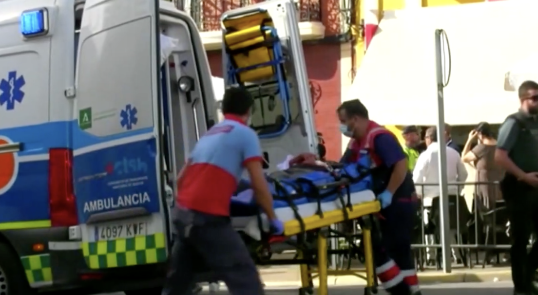 Momentos de máxima tensión el pasado domingo tras los atropellos múltiples en terrazas de dos bares de Gibraleón, en Huelva.