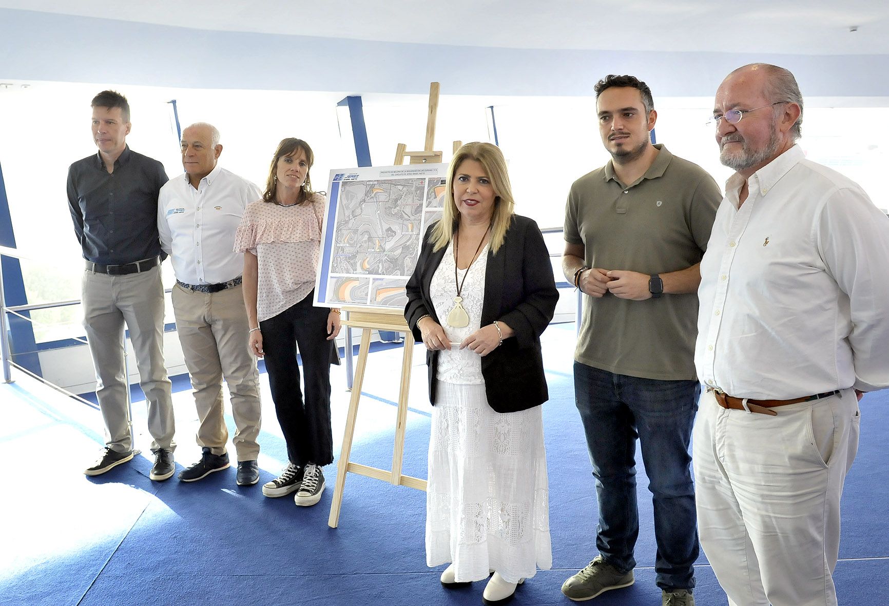 La alcaldesa, en el centro de la imagen, en la presentación de los proyectos de obras en el Circuito de Jerez-Ángel Nieto, en días pasados.