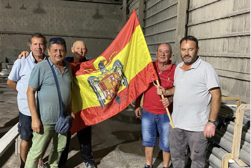 Imagen con la bandera franquista subida por una cuenta de Vox.