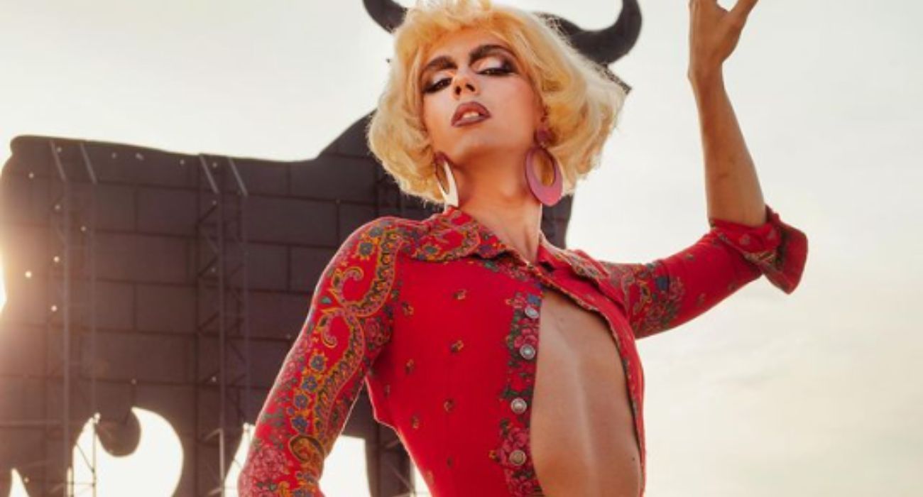 Samantha Hudson, interpretando su particular 'himno de España'. Samantha Hudson, interpretando su particular 'himno de España'.