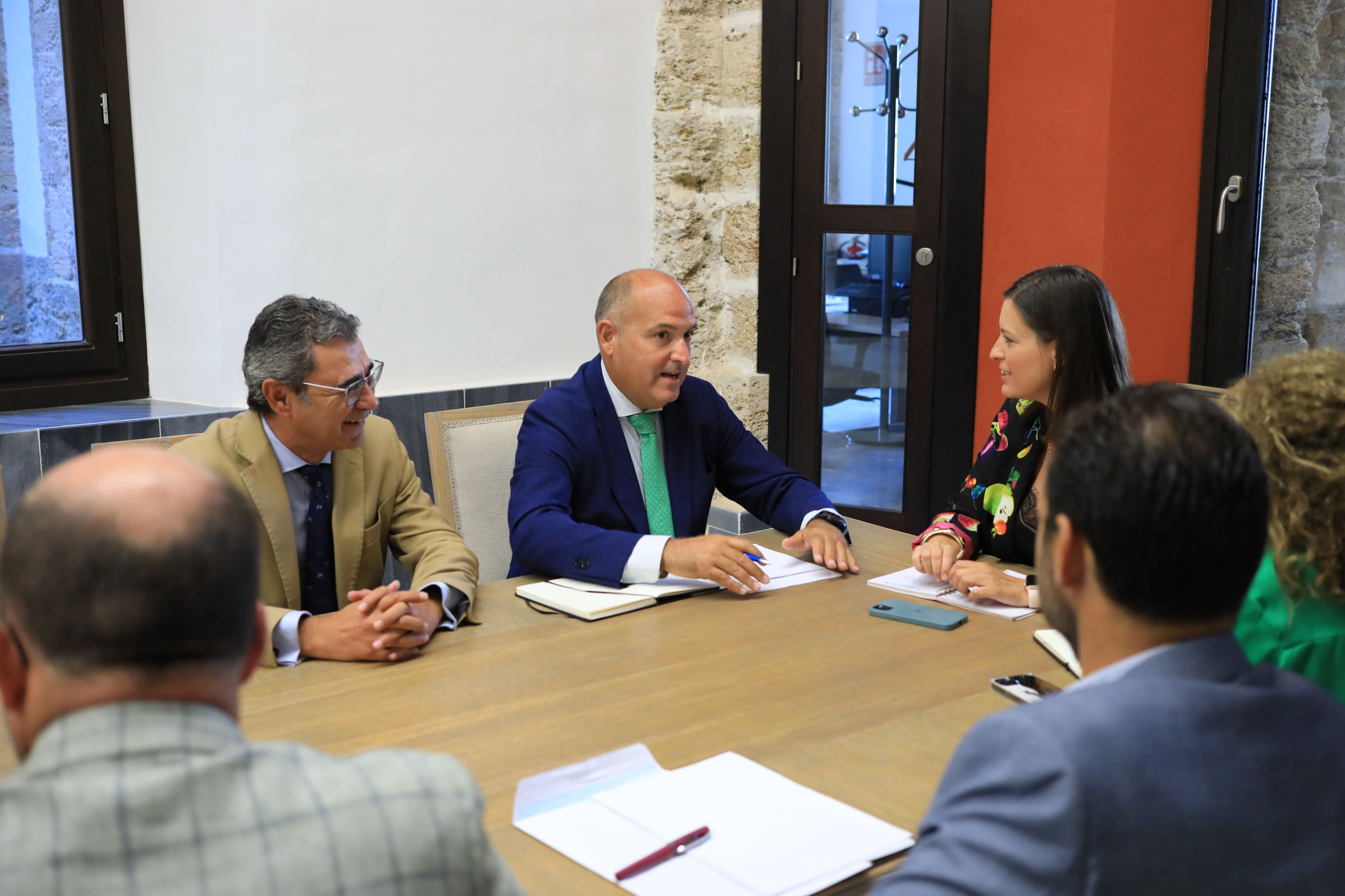 Reunión entre Patricia Cavada, alcaldesa de San Fernando, y el Consejo de Hermandades.