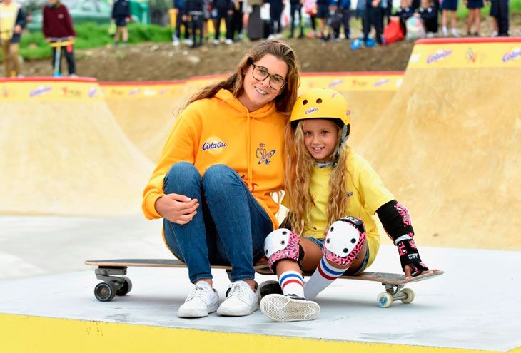 Carla Morera, junto a Gisela Pulido, en la inauguración del nuevo 'skatepark' tarifeño.