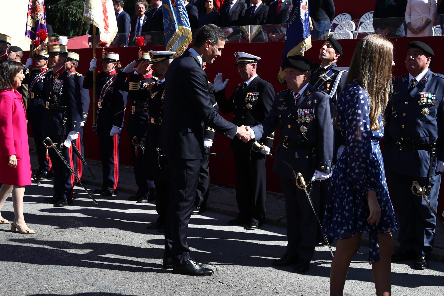 Pedro Sánchez en su saludo a las Fuerzas Armadas durante la Fiesta Nacional. Pedro Sánchez en su saludo a las Fuerzas Armadas durante la Fiesta Nacional.