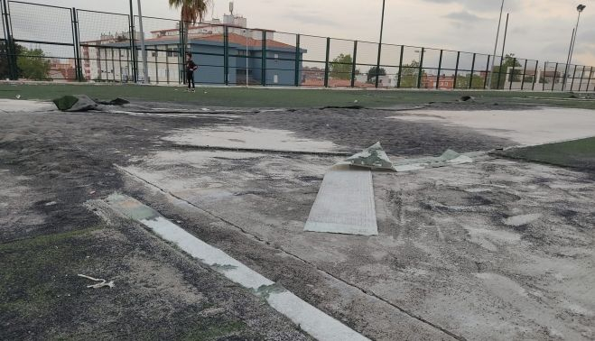 Otra imagen del estado de las pistas deportivas. PSOE