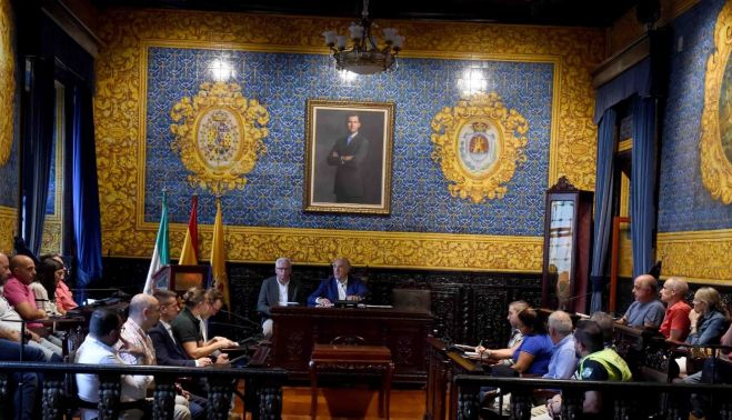 Un instante de la reunión de sindicatos, fuerzas de seguridad y vecinos. AYTO ALGECIRAS